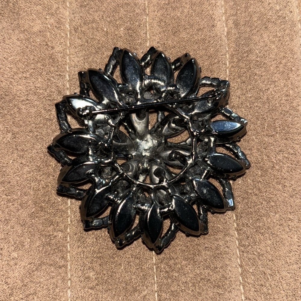 Beautiful brown stone with yellow stone detailing.Red-orange center stone brooch - Picture 2 of 4